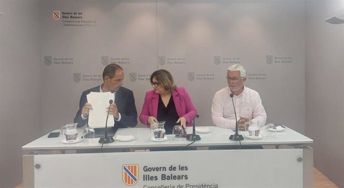 De izquierda a derecha, el presidente del Copib, Francisco Javier Torres, la consellera de Presidencia y Administraciones Públicas, Antònia Maria Estarellas, y el director general de Emergencias e Interior, Sebastià Sureda.