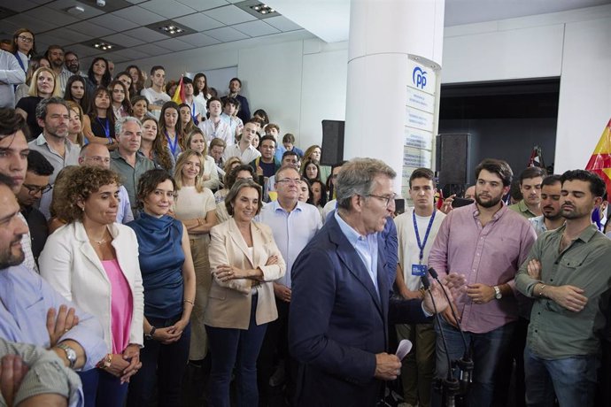 El líder del PP, Alberto Núñez Feijóo, interviene durante el seguimiento de la jornada electoral de elecciones europeas, en la sede del PP, a 9 de junio de 2024, en Madrid (España). Hoy tienen lugar las elecciones europeas de 2024 en España en las que se 