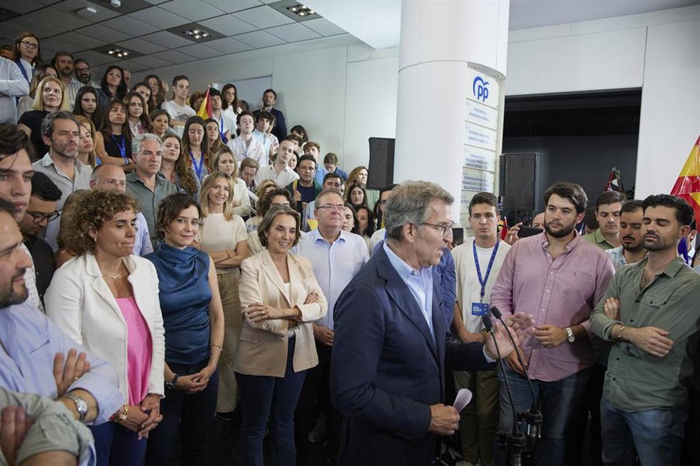 El líder del PP, Alberto Núñez Feijóo, interviene durante el seguimiento de la jornada electoral de elecciones europeas, en la sede del PP, a 9 de junio de 2024, en Madrid (España). Hoy tienen lugar las elecciones europeas de 2024 en España en las que s