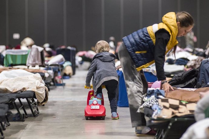 Archivo - Un niño ucraniano en un centro de refugiados en la capital de Polonia, Varsovia (archivo)