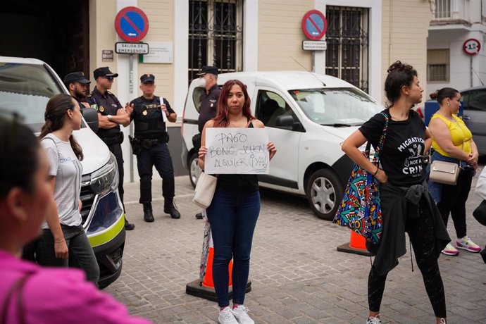 Detalle de la concentración de la Plataforma de Afectados por el Bono Alquiler Joven en Andalucía, a 10 de junio de 2024, en Sevilla (Andalucía, España).