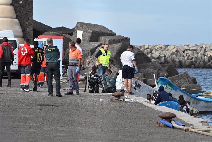 Archivo - Los equipos sanitarios atienden a varios migrantes a su llegada al puerto de La Restinga, a 4 de febrero de 2024, en El Hierro, Santa Cruz de Tenerife, Tenerife, Canarias (España). 