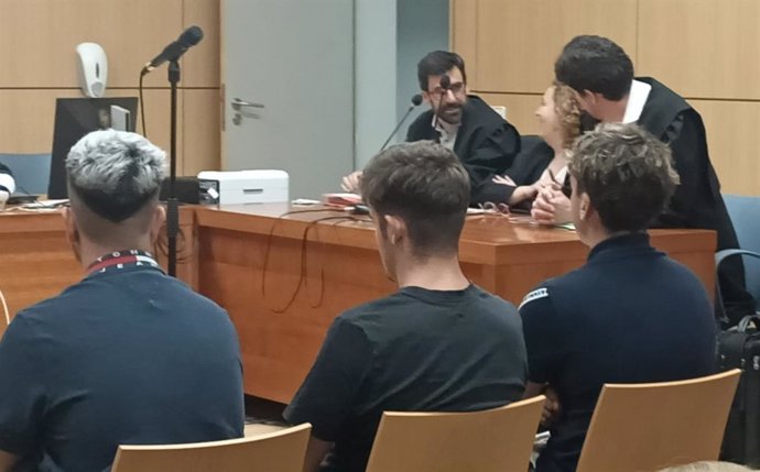 Los tres acusados en el banquillo en la Audiencia de València
