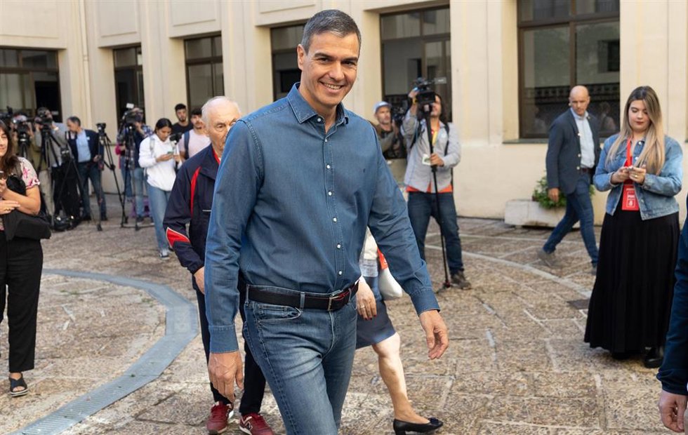 El secretario general del PSOE y presidente del Gobierno de España, Pedro Sánchez, tras ejercer su derecho a voto en el colegio de Nuestra Señora del Buen Consejo, a 9 de junio de 2024, en Madrid (España). 