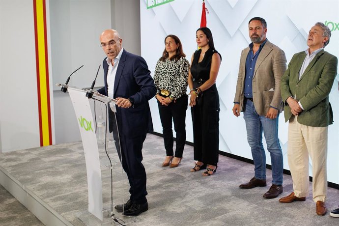 El candidato de VOX a las elecciones europeas, Jorge Buxadé, comparece durante el seguimiento de la jornada electoral de elecciones europeas, en la sede de VOX, a 9 de junio de 2024, en Madrid (España). Hoy tienen lugar las elecciones europeas de 2024 e