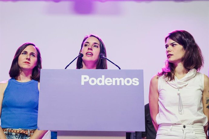 La candidata de Podemos a las elecciones europeas, Irene Montero (c), junto a la secretaria general, Ione Belarra (i) y la coportavoz , Isa Serra (d), en la sede de Podemos, a 9 de junio de 2024, en Madrid (España). 