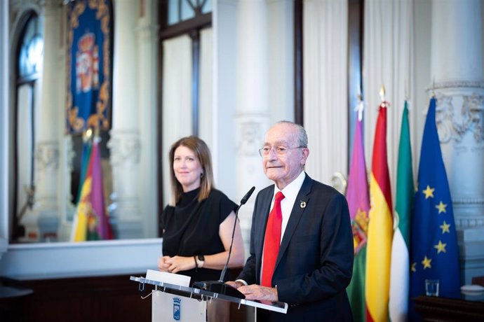 El alcalde de Málaga, Francisco de la Torre, y la concejala de Urbanismo, Carmen Casero.