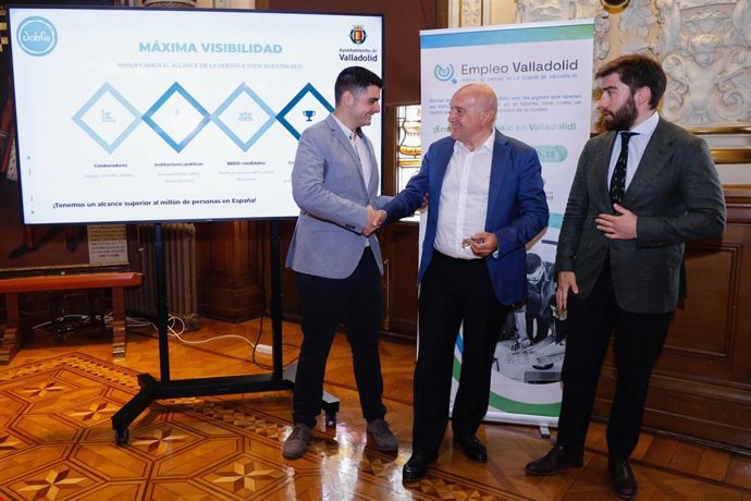 El alcalde de Valladolid, Jesús Julio Carnero, saluda a Alejandro Pedrosa, de Jobfie, en presencia del concejal Francisco Blanco.