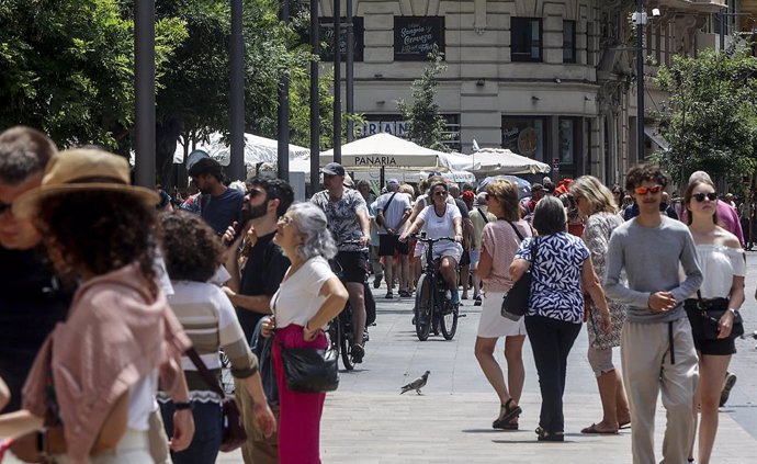 Varios turistas recorren la ciudad, a 28 de mayo de 2024, en Valencia, Comunidad Valenciana (España). 