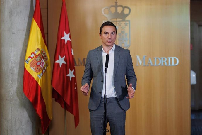 El secretario general del PSOE-M, Juan Lobato, ofrece una rueda de prensa durante el pleno en la Asamblea de Madrid, a 6 de junio de 2024, en Madrid (España).