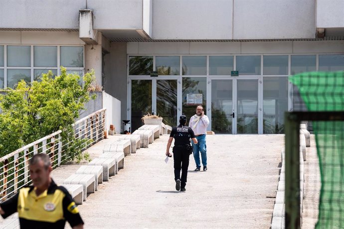 Un policía entra en las instalaciones donde se está llevando a cabo la obra en el polígono de La Cantueña, a 5 de junio de 2024, en Fuenlabrada, Madrid (España). 