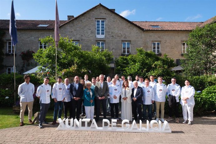 El presidente de la Xunta de Galicia, Alfonso Rueda, y el director de Turismo de Galicia, Xosé Merelles, participan en el desayuno de Estrelas solidarias no Camiño de Santiago 2024