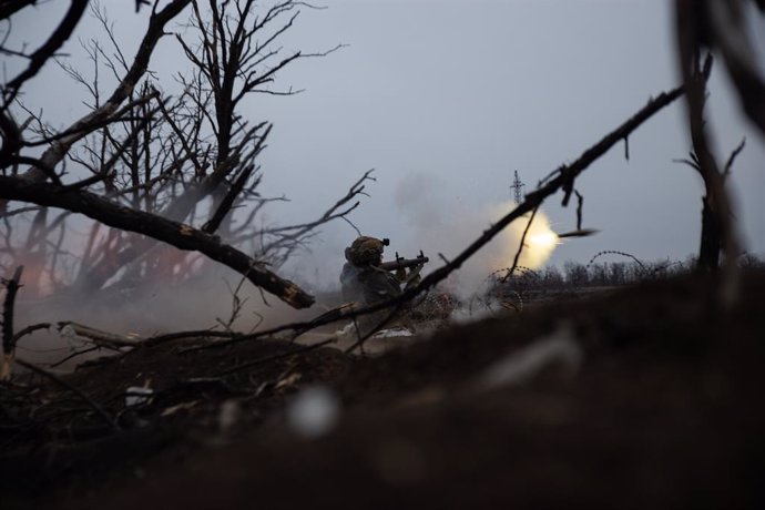 Archivo - Un soldado del Ejército de Ucrania dispara con un RPG contra posiciones del Ejército de Rusia en la provincia de Donetsk (archivo)