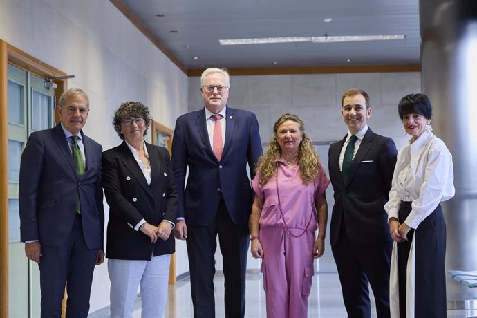 El acto de firma ha tenido lugar en Vitoria-Gasteiz, con la presencia de la consejera de Salud del Gobierno Vasco, Gotzone Sagardui, y el presidente del Consejo de Farmacéuticos de Euskadi, Miguel Ángel Gastelurrutia,