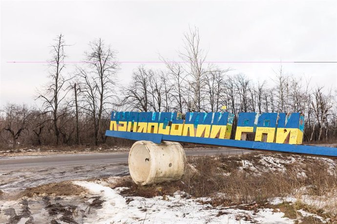 Archivo - December 20, 2023, Groza Village, Ukraine: A damaged district name sign ''Kupyanskiy district'' seen on the road leading to the village of Groza. Missile strikes on the village of Groza, Kupyansk district, Kharkiv region, which was carried out o