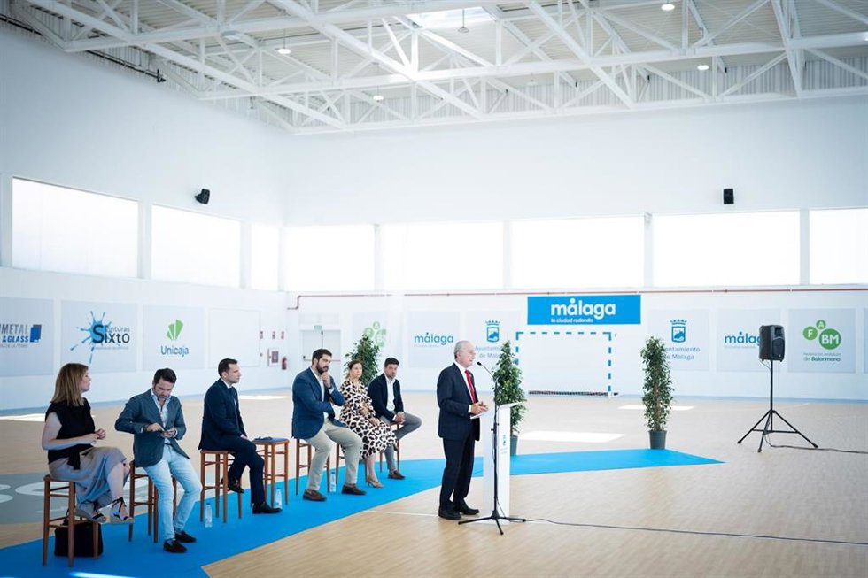 La instalación deportiva ha sido inaugurada por el alcalde de Málaga, Francisco de la Torre, que ha estado acompañado por los ediles delegados de Urbanismo, Deporte y distrito Puerto de la Torre, Carmen Casero, Borja Vivas, Jacobo Florido, respectivamen