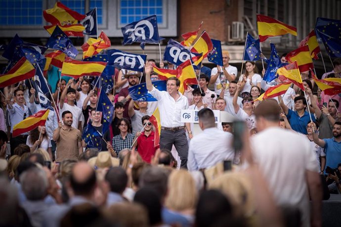 El alcalde de Madrid, José Luis Martínez-Almeida, interviene durante un acto de precierre de campaña, en la Plaza de Callao