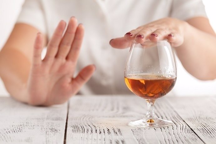 Archivo - Imagen de archivo de una persona rechazando beber alcohol.