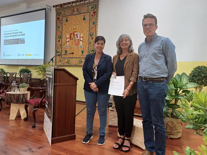 La consejera de Medio Natural del Cabildo de Tenerife, Blanca Pérez (i), junto a la declaración de grandes incendios forestales