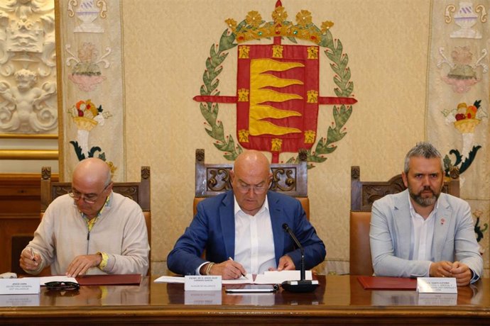 Jesús Julio Carnero y Jesús Vara firman el acuerdo de colaboración para el estudio sobre la movilidad laboral sostenible