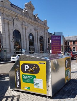 Estacionamiento seguro para bicicletas y patinetes en la estación Campo Grande de Valladolid.