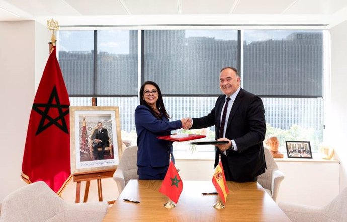 La embajadora del Reino de Marruecos en España, Karima Benyaich, y el CEO de Planeta Formación y Universidades, Carlos Giménez.