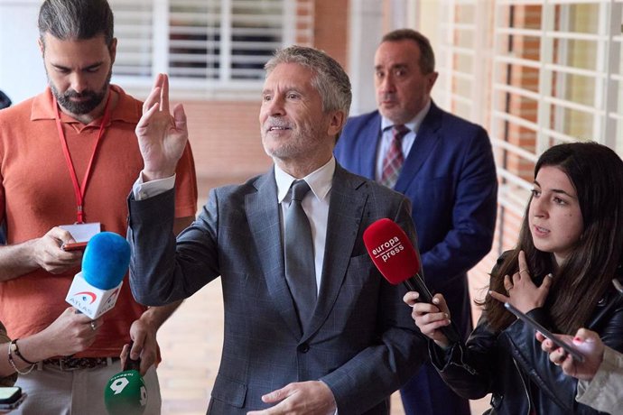 El ministro del Interior, Fernando Grande-Marlaska, atiende a medios tras la presentación de la XX edición de los cursos de verano, en el Centro Penitenciario Madrid I, a 10 de junio de 2024, en Alcalá de Henares, Madrid (España). 