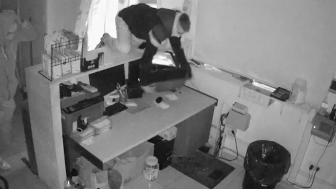 Tres detinguts per robar vehicles , estavellar-los contra comeros i robar les caixes registradores