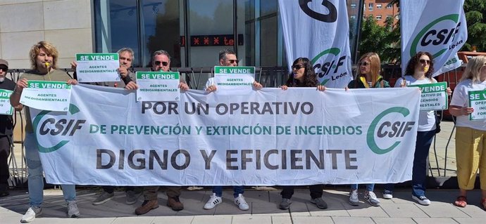 CSIF protesta en León por el "insuficiente" operativo de incendios forestales de 2024.