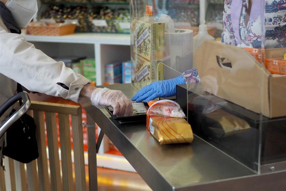 Archivo - Una persona es atendida por una trabajadora de una farmacia de Vitoria