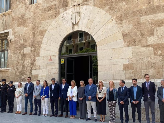 Minuto de silencio a las puertas del Palau de la Generalitat