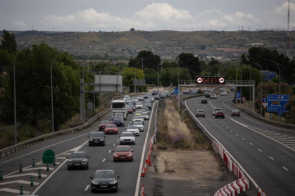 Archivo - Tráfico en la autovía A3 por la operación retorno del puente de mayo, a 5 de mayo de 2024, en Madrid (España). La operación salida del puente de mayo comenzó el pasado martes, 30 de abril y finaliza hoy, 5 de mayo. La Dirección General de Tráf