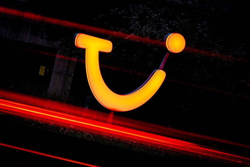 Archivo - FILED - 08 February 2022, Lower Saxony, Hannover: The Tui logo is shining.