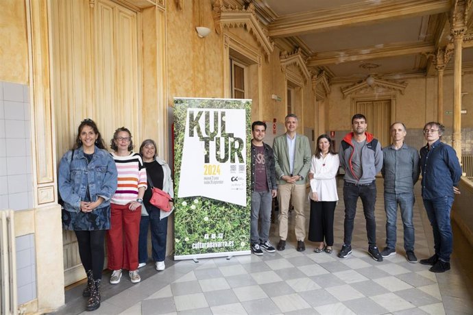 El director general de Cultura, Ignacio Apezteguía, y la directora general de Turismo, Ana Rivas, junto a participantes en el programa Kultur.