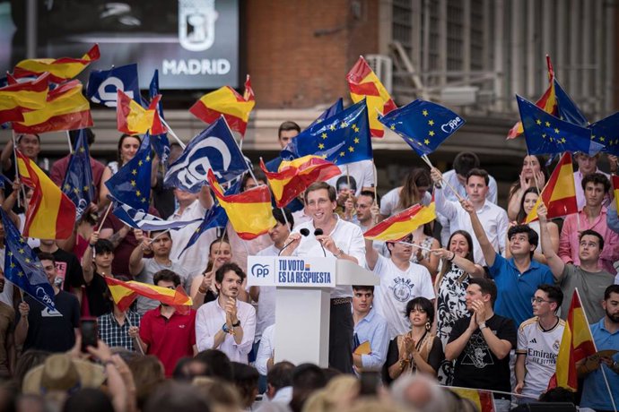 El alcalde de Madrid, José Luis Martínez-Almeida, interviene durante un acto de precierre de campaña, en la Plaza de Callao