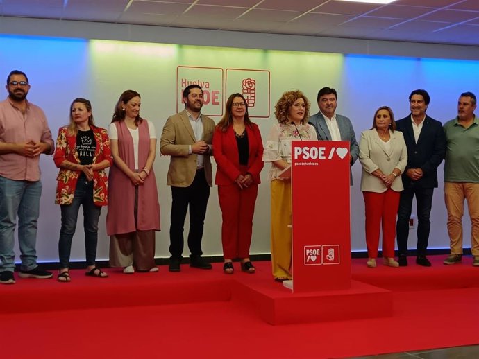 La secretaria general del PSOE de Huelva, María Eugenia Limón, analiza los datos de las elecciones europeas acompañadas por otros socialistas onubenses.