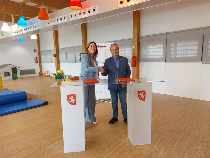 La alcaldesa de Zaragoza, Natalia Chueca, y el presidente de Atades, Antonio Rodríguez Cosme.