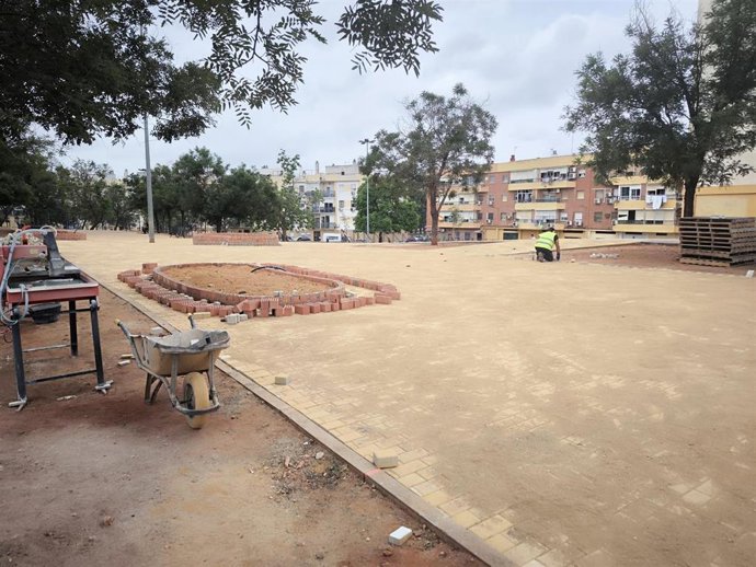 Alcalá (Sevilla) confirma en las obras de mejora de las zonas ajardinadas de la Plaza Juan Portillo García, en Rabesa.