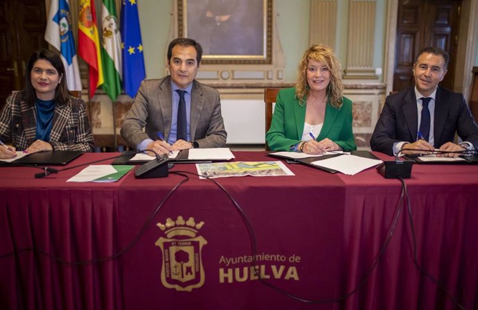Archivo - Imagen de archivo de la firma del convenio de cesión de terreros para la Ciudad de la Justicia de Huelva.