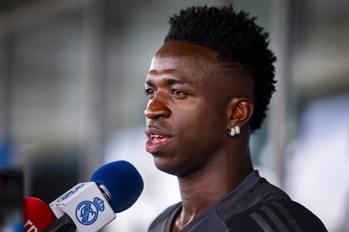 27 May 2024, Spain, Valdebebas: Real Madrid's Vinicius Junior speaks with the press during Real Madrid Open Media Day at Ciudad Real Madrid, ahead of their UEFA Champions League final soccer match against Borussia Dortmund. Photo: Alberto Gardin/ZUMA Pres