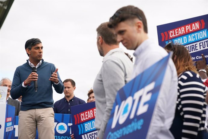 07 June 2024, United Kingdom, Melksham: British Prime Minister Rishi Sunak speaks during a visit to Melksham Town Football Club, while on the General Election campaign trail. Photo: Jacob King/PA Wire/dpa