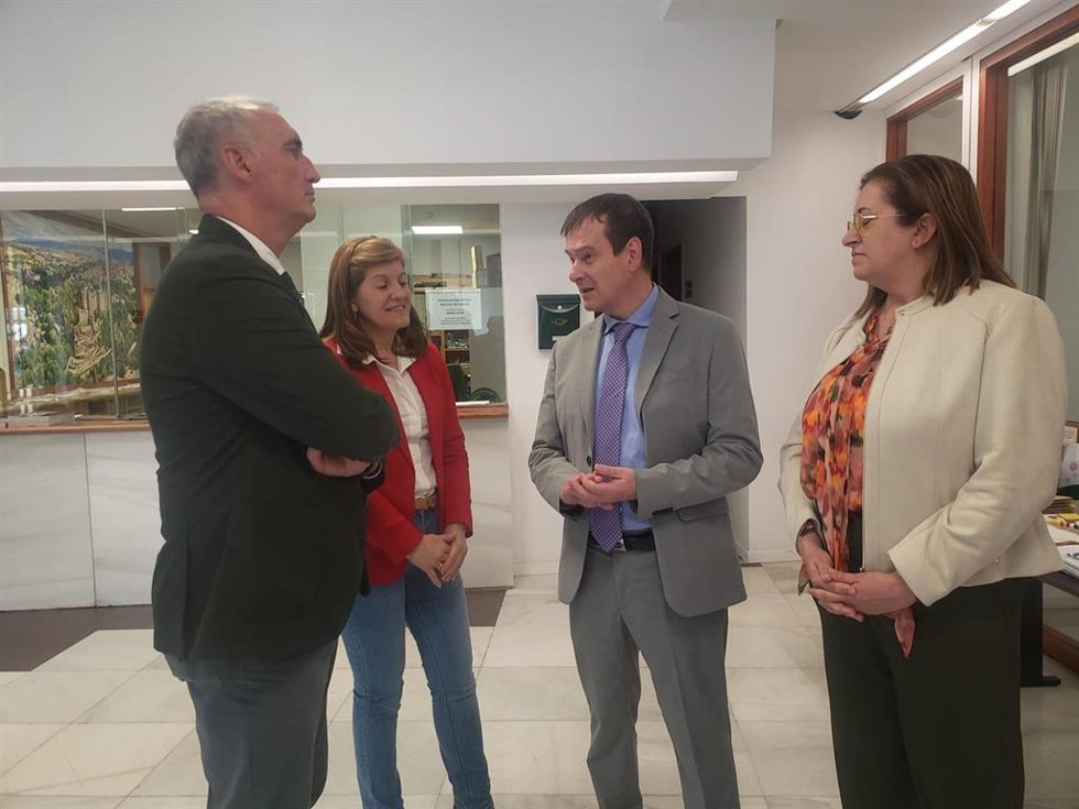 El alcalde de Segovia, José Mazarías (izda); la concejal de Servicios Sociales, Azucena Suárez; el delegado de ONCE en Segovia, Claudio Congosto, y la presidenta del Consejo Territorial de ONCE en castilla y León, Araceli de las Heras.