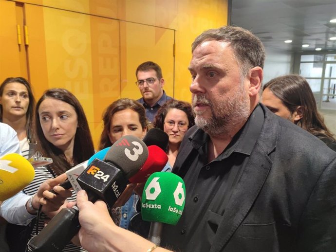 El líder d'ERC, Oriol Junqueras, a la sortida de la seu del seu partit a Barcelona, després de renunciar a la presidència de la formació