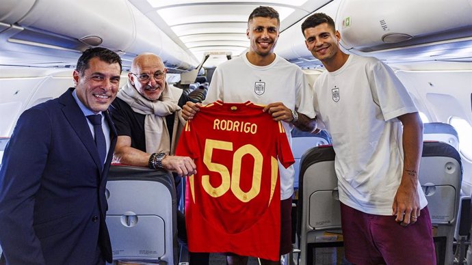 El seleccionador nacional masculino, Luis de la Fuente, junto a los jugadores Rodri Hernández y Álvaro Morata, por los 50 partidos del centrocampista con la selección.