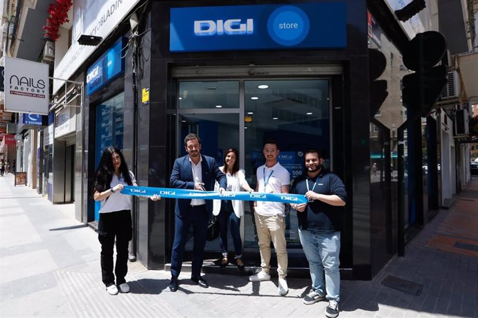 Inauguración de la tienda Digi de Murcia, en la avenida de la constitución.