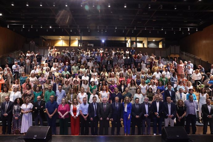 Francisco Salado ha felicitado a estos trabajadores y ha reconocido el trabajo que desarrollan en distintos ámbitos de la Diputación tanto en su sede principal como en sus centros dependientes.