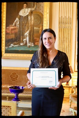 Karla Sofía Gascón es condecorada con la Orden de las Artes y las Letras en Francia
