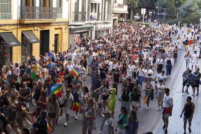 Archivo - Centenares de personas durante una manifestación por el Orgullo LGTBI, a 28 de junio de 2022, en Palma.