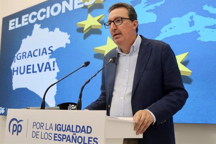 El presidente del PP de Huelva, Manuel Andrés González, este lunes en rueda de prensa.