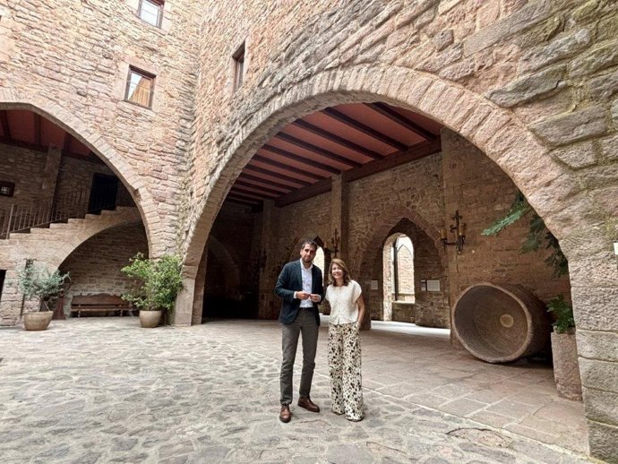 La presidenta de Paradores, Raquel Sánchez, y el alcalde de Cardona (Barcelona), Ferran Estruch.